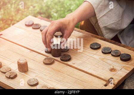 Ludus Latrunculorum, o Latrunculi, è un antico gioco di strategia romana. Ricostruzione di giochi da tavolo dall'Impero Romano Foto Stock