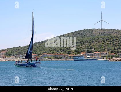 CESME,IZMIR,TURCHIA-MAGGIO 20:vela con marinai dal porto di Cesme.Maggio 20,2022 a Cesme, Turchia Foto Stock