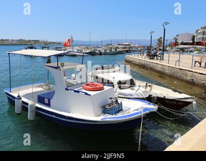 CESME,IZMIR,TURCHIA-MAGGIO 20:Barche di pesca ormeggiate al Porto di Cesme.Maggio 20,2022 a Cesme, Turchia Foto Stock