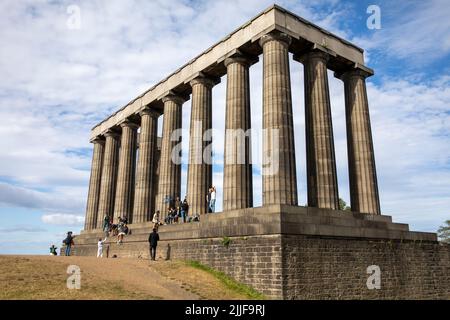 Il Monumento Nazionale della Scozia a Calton Hill Edinburgh, basato sul Pantheon per ricordare i soldati scozzesi morti durante le guerre Napoleoniche, Regno Unito. Foto Stock