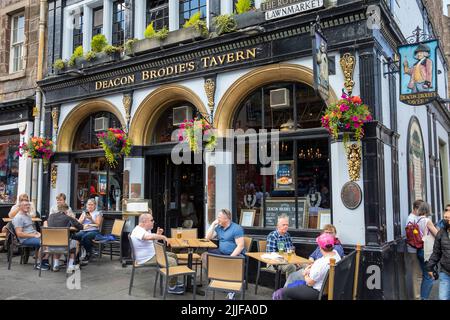 La taverna Deacon Brodies sul lawnmarket Royal Mile Edinburgh, prende il nome da William Brodie, consigliere del 18th secolo, fabbro e casalingo, Edinburgh Foto Stock