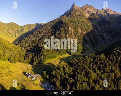 Rifugio Hospice de France e foresta di montagna, valle Freche, Luchon, catena montuosa dei Pirenei, Francia Foto Stock