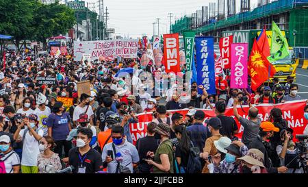 Quezon City, Filippine. 25th luglio 2022. Il primo discorso dello Stato delle Nazioni del Presidente filippino Ferdinand 'Bongbong' Marcos Jr. È stato avviato da una protesta dei gruppi militanti. (Foto di EDD Castro/Pacific Press/Sipa USA) Credit: Sipa USA/Alamy Live News Foto Stock