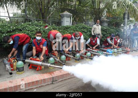 Il lavoratore spruzza pesticidi per uccidere le zanzare a Dhaka, Bangladesh. Una persona è morta per dengue e 60 persone sono state ricoverate in ospedale con l'infezione virale nelle 24 ore fino a Lunedi mattina, in quanto i casi hanno continuato ad aumentare in Bangladesh dopo pochi mesi di cifre basse. Foto di Habibur Rahman/ABACAPRESS.COM Foto Stock