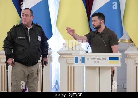 KIEV, UCRAINA - 25 LUGLIO 2022 - Presidente dell'Ucraina Volodymyr Zelenskyy (R) e Presidente della Repubblica del Guatemala Alejandro Eduardo Giammattei F Foto Stock