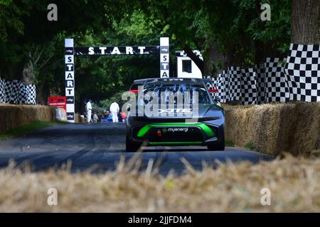 Oliver Bennett, First Corner FC1x, Electric Rallycross auto, Sparks of Genius, completamente elettricamente guidato con sbalorditivi giri di velocità, Continue inn Foto Stock