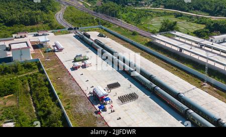 Vientiane. 25th luglio 2022. La foto aerea scattata il 25 luglio 2022 mostra una panoramica degli esercizi di soccorso medico umanitario e delle attività di servizio medico-sanitario congiunte 'Peace Train-2022' tra le milizie cinesi e Lao a Phonhong, nella provincia centrale del Laos Vientiane. PER ANDARE CON 'Cinese, i militari del Lao lanciano 'Peace Train-2022' Joint Medical drill' Credit: Kaikeo Sayasane/Xinhua/Alamy Live News Foto Stock