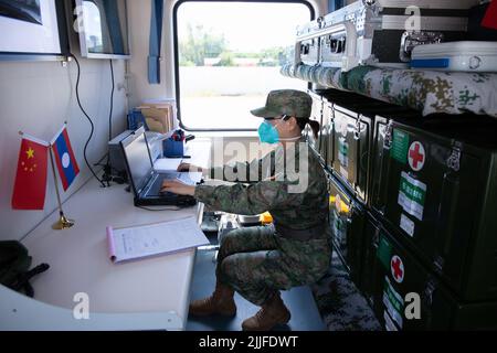 Vientiane. 25th luglio 2022. Un membro dell'Esercito popolare di Liberazione (PLA) della Cina viene raffigurato mentre si lavora su un treno medico militare durante gli esercizi di soccorso medico umanitario congiunti 'Peace Train-2022' e le attività di servizio medico tra i militari cinesi e Lao a Phonhong della provincia Vientiane centrale del Laos, 25 luglio 2022. PER ANDARE CON 'Cinese, i militari del Lao lanciano 'Peace Train-2022' Joint Medical drill' Credit: Kaikeo Sayasane/Xinhua/Alamy Live News Foto Stock