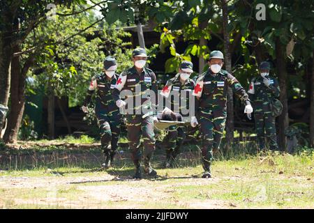 Vientiane. 25th luglio 2022. Il personale medico del Laos ha trasportato i 'feriti' durante il 'Peace Train-2022', esercizi di soccorso medico-umanitari congiunti e attività di servizio medico tra i militari cinesi e del Laos a Phonhong della provincia Vientiane del Laos centrale, 25 luglio 2022. PER ANDARE CON 'Cinese, i militari del Lao lanciano 'Peace Train-2022' Joint Medical drill' Credit: Kaikeo Sayasane/Xinhua/Alamy Live News Foto Stock