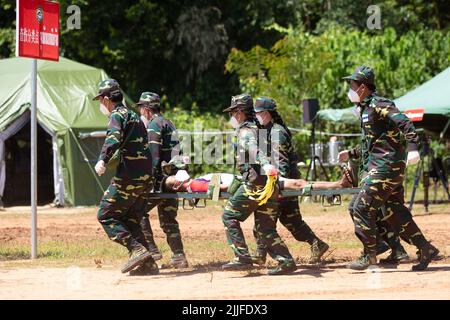 Vientiane. 25th luglio 2022. Il personale medico del Laos ha trasportato i 'feriti' durante il 'Peace Train-2022', esercizi di soccorso medico-umanitari congiunti e attività di servizio medico tra i militari cinesi e del Laos a Phonhong della provincia Vientiane del Laos centrale, 25 luglio 2022. PER ANDARE CON 'Cinese, i militari del Lao lanciano 'Peace Train-2022' Joint Medical drill' Credit: Kaikeo Sayasane/Xinhua/Alamy Live News Foto Stock