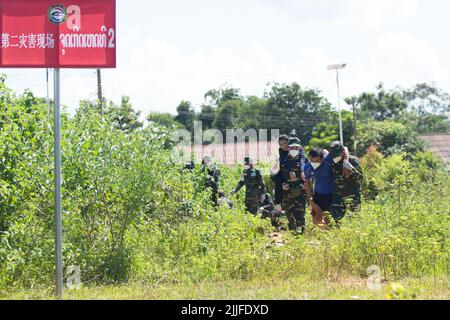 Vientiane. 25th luglio 2022. Il personale medico del Laos ha trasportato i 'feriti' durante il 'Peace Train-2022', esercizi di soccorso medico-umanitari congiunti e attività di servizio medico tra i militari cinesi e del Laos a Phonhong della provincia Vientiane del Laos centrale, 25 luglio 2022. PER ANDARE CON 'Cinese, i militari del Lao lanciano 'Peace Train-2022' Joint Medical drill' Credit: Kaikeo Sayasane/Xinhua/Alamy Live News Foto Stock