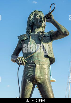 Statua di bronzo di Bon Scott cantante principale della band Rock'n'Roll AC/DC di Greg James scultore in Fishing Boat Harbor Fremantle Australia Occidentale Foto Stock