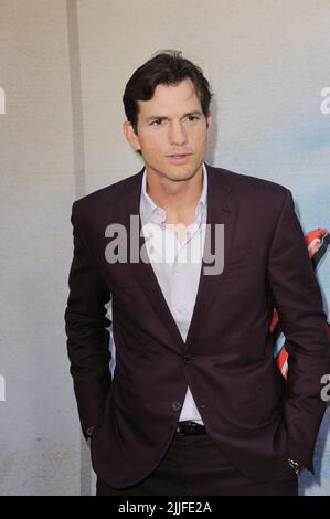 Los Angeles, California. 25th luglio 2022. Ashton Kutcher agli arrivi per LA VENDETTA Premiere, Ace Hotel Downtown Los Angeles, Los Angeles, CA 25 luglio 2022. Credit: Elizabeth Goodenough/Everett Collection/Alamy Live News Foto Stock