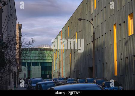 Esterno di un nuovo edificio con la Facoltà di linguistica applicata dell'Università di Varsavia, capitale della Polonia, vista da via Wislana Foto Stock