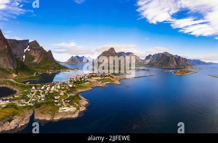 Villaggio di pescatori Reine circondato da alte montagne e fiordi sulle isole Lofoten Foto Stock