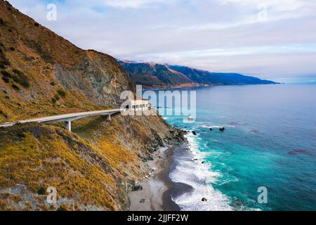 Pitkins Curve Bridge e Rain Rocks Rock Shed in California Foto Stock