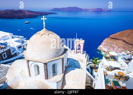 Splendida vista sul villaggio di Firostefani a Santorini, in Grecia. Chiesa cupola e vulcano Caldera, Isole greche. Foto Stock