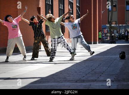 (220726) -- ZHENGZHOU, 26 luglio 2022 (Xinhua) -- Yu Qinhua, Zhou Fang, Yan Xi'e e Gao Jingwen (da L a R) della pratica del gruppo di danza Huo Mei GUI a Zhengzhou, provincia centrale di Henan, 21 luglio 2022. A Zhengzhou, provincia centrale di Henan, c'è un gruppo femminile di danza di strada Huo Mei GUI (che significa Fire Rose). Fondato nel 2008, il gruppo ora ha 16 membri di 45 a 71 anni.nonostante la loro età, sono pieni di energia quando ballano. Si esercitano ogni settimana e condividono i video online. Ora hanno più di 50.000 follower sulla piattaforma di condivisione di brevi video. Molti dei seguaci Foto Stock