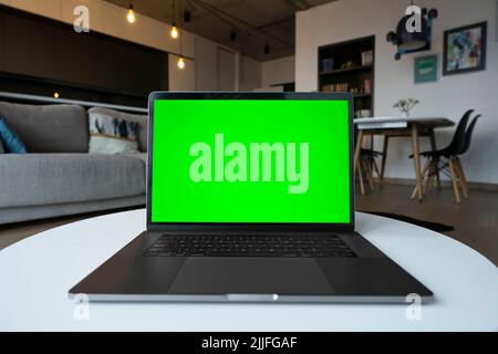 Immagine mockup del computer portatile con schermo verde chromakey per la pubblicità app. Foto Stock