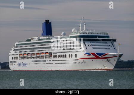 MV Aurora vela oltre Calshot, Hampshire, Inghilterra, Regno Unito dopo aver lasciato Southampton Docks Foto Stock