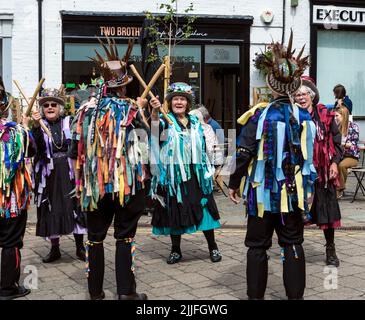 Ballerini Plum Jerkum morris al Warwick Folk Festival 2022, Warwickshire, Regno Unito. Foto Stock