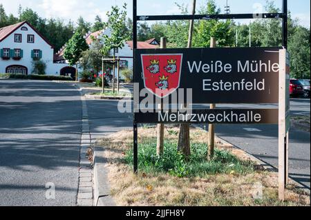 Estenfeld, Germania. 26th luglio 2022. Un segno con l'iscrizione "Weiße Mühle Estenfeld". Il processo nel caso di salvaguardia contro il knifeman di Würzburg, che ha ucciso tre donne nel giugno 2021, si svolgerà a Dieenstag nella sala polivalente del Mulino Bianco. Credit: Daniel Vogl/dpa/Alamy Live News Foto Stock