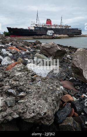 Il Duca di Lancaster, noto anche come Mostyn's Fun Ship, è rimasto a lungo in un molo asciutto sul Dee Estuary vicino a Holywell, nel Galles del Nord Foto Stock