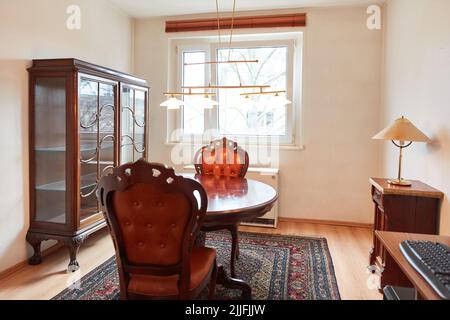 Sala da pranzo con mobili antichi in un appartamento con tavolo da pranzo e sedie Foto Stock