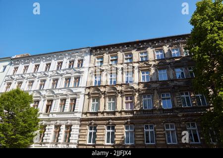 Confronto tra vecchie facciate di edifici prima e dopo il rinnovo e isolamento energetico Foto Stock