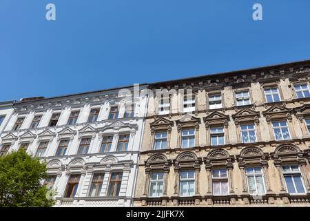 Edificio di appartamenti in un vecchio edificio con facciate vecchie e nuove prima e dopo un energico rinnovo Foto Stock