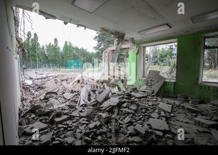 REGIONE DI KHARKIV, UCRAINA - 25 LUGLIO 2022 - tappeti di macerie i locali di una scuola rovinata dall'abbattimento delle truppe russe, distretto di Chuhuiv, Kharkiv Foto Stock