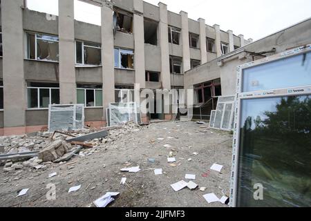 REGIONE DI KHARKIV, UCRAINA - 25 LUGLIO 2022 - Una scuola mostra danni causati dall'abbattimento delle truppe russe, distretto di Chuhuiv, regione di Kharkiv, Northeaste Foto Stock