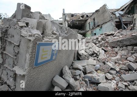 REGIONE DI KHARKIV, UCRAINA - 25 LUGLIO 2022 - Una scuola mostra danni causati dall'abbattimento delle truppe russe, distretto di Chuhuiv, regione di Kharkiv, Northeaste Foto Stock