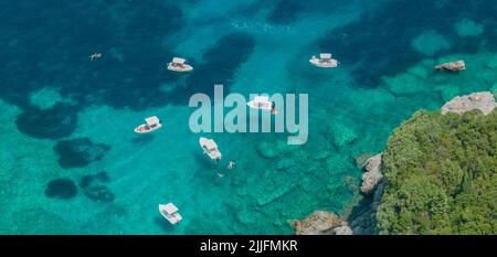 Vista aerea delle barche vicino a Limni Beach Glyko, sull'isola di Corfù. Grecia. Dove le due spiagge sono collegate alla terraferma Foto Stock