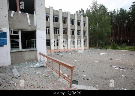 REGIONE DI KHARKIV, UCRAINA - 25 LUGLIO 2022 - Una scuola mostra danni causati dall'abbattimento delle truppe russe, distretto di Chuhuiv, regione di Kharkiv, Northeaste Foto Stock