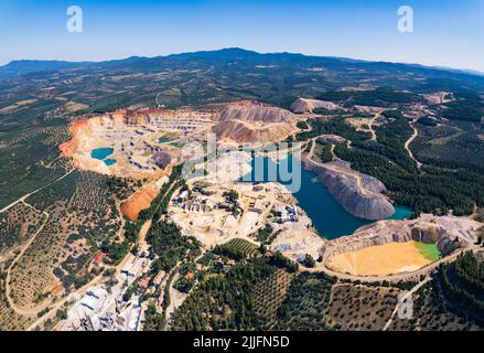 Impatto umano sull'ambiente naturale. Vista aerea di una miniera aperta in Grecia. Foto di alta qualità Foto Stock