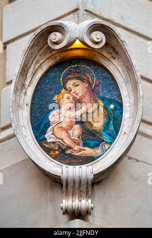 Madonna col bambino aedicula in Piazza Farnese, Roma, Italia Foto Stock