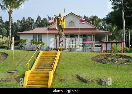 La maestosa statua di Kamehameha i il Grande vicino al suo luogo di nascita a Ainakea, Kohala HI Foto Stock