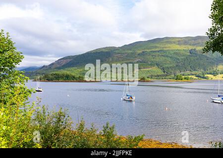 Loch Leven Glencoe Scozia, yacht a vela ormeggiati nel Loch, estate giorno 2022, Highlands scozzesi, Regno Unito, estate 2022 Foto Stock