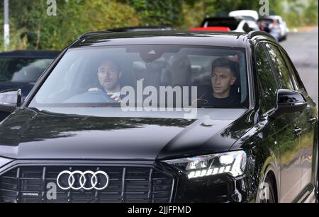 Christian Eriksen (a sinistra) del Manchester United e Lisandro Martinez al Carrington Training Ground di Manchester. Data foto: Martedì 26 luglio 2022. Foto Stock