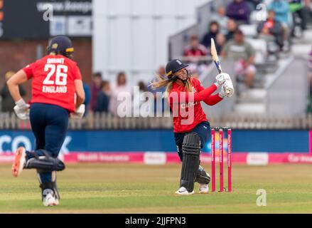 L'Inghilterra Sophie Ecclestone colpisce uno oltre il confine nella partita del 3rd T20I contro il Sud Africa Foto Stock