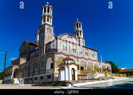 Nea Potidea, Grecia, 10 luglio 2022. Chiesa di Agios Georgios, chiesa greco-ortodossa nel villaggio di Nea Potidea o Nea Poteidea a Kassandra Peninsu Foto Stock