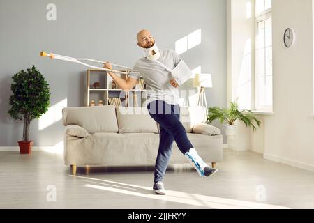 Uomo felice con il collo rotto, la gamba e altre lesioni che si divertono durante il recupero dopo l'incidente Foto Stock