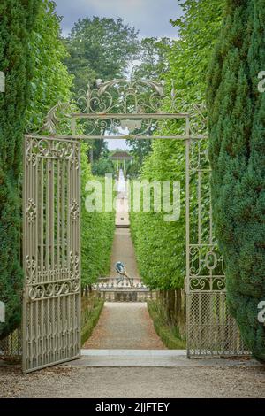 Porte da giardino in ferro battuto che conducono ad un grande giardino di campagna Foto Stock