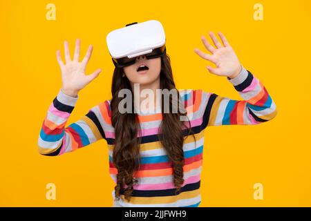 Un adolescente stupito che utilizza il visore VR. Gioco di bambini vr video gioco. Il futuro digitale e l'innovazione. Bambino in occhiali virtuali. Ragazza teen eccitato con virtuale Foto Stock