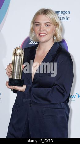 Rebecca Lucy Taylor, noto come autostima, ha partecipato all'annuncio della lista dei candidati per il Mercury Music Prize 2022 al Langham Hotel, Londra. Data foto: Martedì 26 luglio 2022. Foto Stock