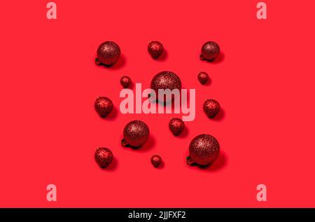 Volume Natale composizione di palline rosse di Natale disposte a forma di quadrato su sfondo luminoso. Foto Stock