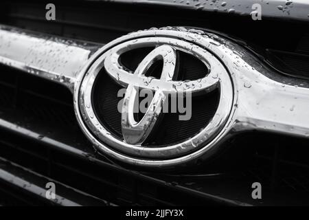 San Pietroburgo, Russia - 2 aprile 2021: Toyota Motor Corporation Company logo montato sulla griglia frontale di auto Highlander nero, primo piano con s Foto Stock