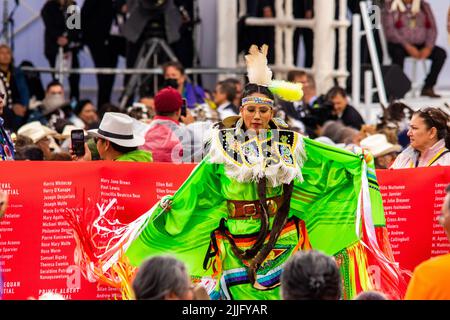 Maskwa Park, Canada. 25th luglio 2022. Spettacolo di danza dei tradizionali ballerini di pollo e dei ballerini Jingle. Il cammino di guarigione, riconciliazione e speranza di Papa Francesco. Il suo primo atto non era quello di riunirsi con i fedeli per la Messa, ma piuttosto di raccogliere la sua forza per fare questa prima tappa, che indica l'importanza del perché è venuto in Canada - per incontrare le prime Nazioni, Métis e popoli inuit sui loro territori tradizionali. Credit: SOPA Images Limited/Alamy Live News Foto Stock