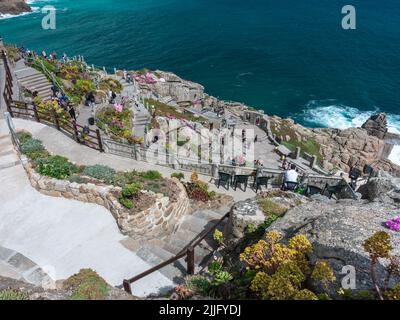 Guardando verso il basso la gente che cammina attraverso i giardini del teatro di minack e i sentieri scolpiti , cornovaglia , Regno Unito , Giugno 11-2022 Foto Stock
